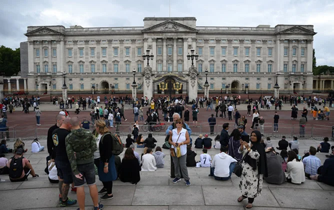 Queen\Elizabeth\lls\Buckingham\Palace