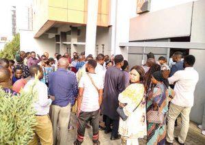 customers-dey-fight-for-5000-for-over-the-counter-payments